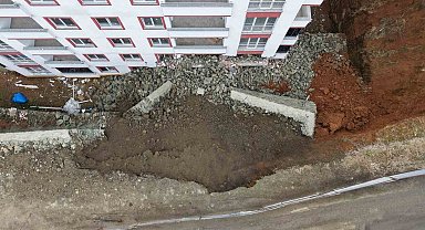 Trabzon'da istinat duvarı çöktü, 9 katlı bina zarar gördü