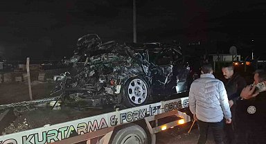 Trafik kazasında tırın altına aldığı otomobil, oto kurtarma aracının üzerinde alev aldı