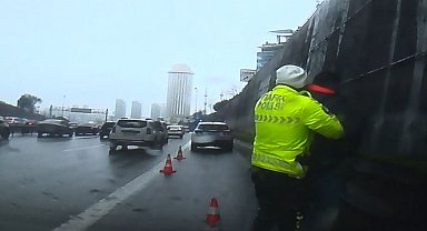 Trafikte boğanıza şeker kaçtı, polisin Heimlich manevrası ile hayata döndü