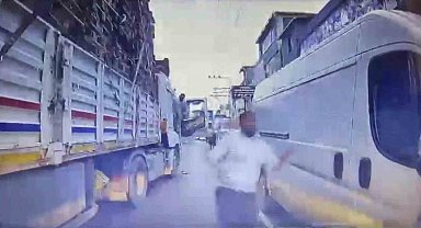 Trafikte dehşet: Tırdaki yolcu bıçakla saldırdı