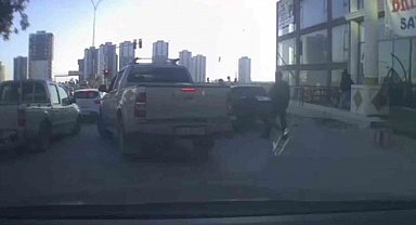 Trafikte tartıştıkları kişinin aracına sopa ve sandalyelerle saldırdılar