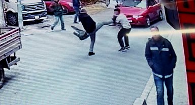 Tükürük kızdırdı, birbirlerine uçan tekmeyle saldırdılar