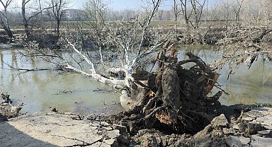 Tunca Nehri kıyısında toprak kayması: 9 yıl sonra gelen taşkınlar zemini etkiledi