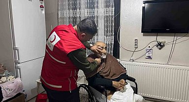 Türk Kızılay Muradiye Şube başkanından yaşlılara kuaför hizmeti