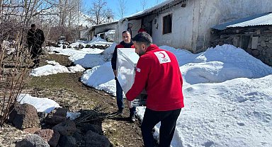 Türk Kızılayı Muradiye gönüllüleri, yalnız yaşayan yaşlı bir vatandaşa buzdolabı desteğinde bulundu