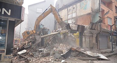 Türkeli'de metruk binalar yıkılıyor