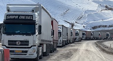 Türkiye-İran sınır kapısında 2 kilometrelik tır kuyruğu oluştu