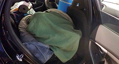 Türkiye'den çıkan araçlara gizlenen kaçaklar yakalandı