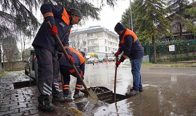 Tuzla Belediyesi yağışa karşı sahada: 100 personel ve 40 araçla kesintisiz müdahale