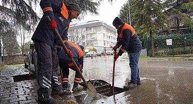 Tuzla Belediyesi yağışa karşı sahada: 100 personel ve 40 araçla kesintisiz müdahale