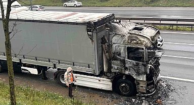 Tuzla'da seyir halindeki tır alevlere teslim oldu