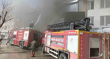 Üç katlı iş yerinde çıkan yangın paniğe neden oldu