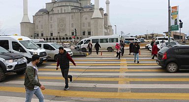 Üç şeritli yolda tehlikeli yaya geçidi korkutuyor
