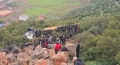 Uçuruma yuvarlanan kamyonun sürücüsü öldü