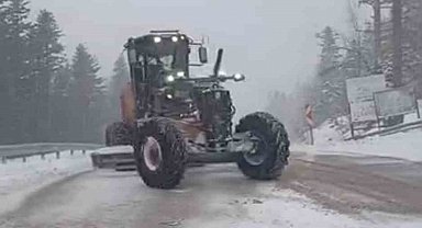 Uludağ'da bayramda kar sürprizi: Yollar beyaza büründü, ekipler seferber oldu