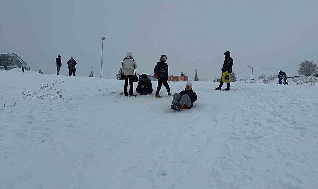 Uludağ'da etkili olan kar yağışıyla günübirlikçiler zirveye akın etti