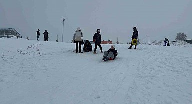 Uludağ'da etkili olan kar yağışıyla günübirlikçiler zirveye akın etti