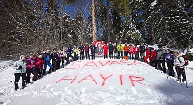 Uludağ'da karlara "savaşa hayır" yazdılar