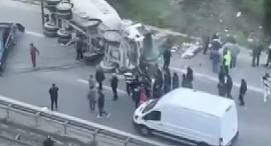 Ümraniye'de araca çarpan beton mikseri devrildi: 1 yaralı