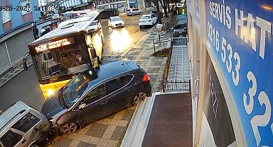 Ümraniye'de İETT otobüsü park halindeki araçlara çarptı