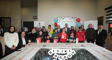 Ümraniye'de sevgi dolu buluşma: 10 özel gencin doğum günü bir arada kutlandı