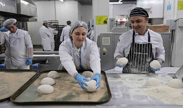 Üniversite öğrencileri kendi elleriyle yaptıkları pideleri iftar çadırında dağıttı