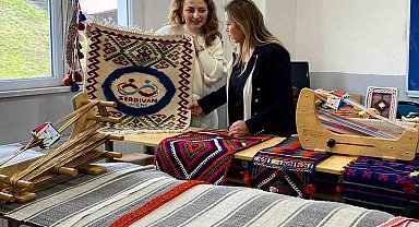 Üniversiteli öğrenciler geleneksel dokumayı yerinde öğrendi