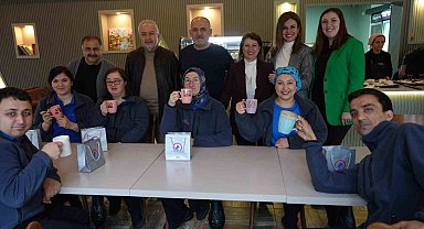 Ünlü oyuncu Çelebi down sedromlu bireylerin çalıştığı kafede