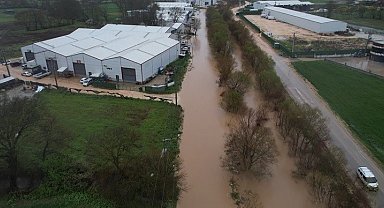 Ürünlü Deresi taştı, araçlar mahsur kaldı