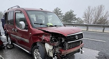 Uşak'ta hafif ticari aracın bariyere çarpması sonucu 6 kişi yaralandı