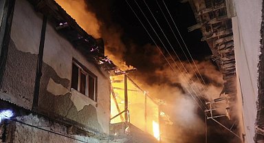 Uşak'ta iki katlı evde çıkan yangın söndürüldü