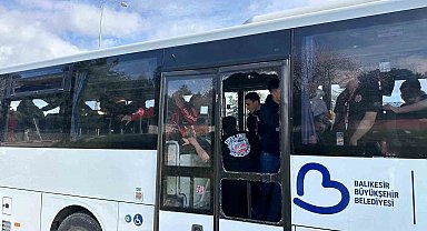 Uşak'ta Nev Sağlık Grubu Balıkesirspor'un taraftar otobüsüne taşlı saldırı