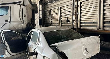 Uşak'ta otomobil ile tır çarpıştı: 1 yaralı