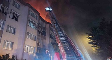 Üsküdar'da site içindeki binanın çatısında yangın paniği