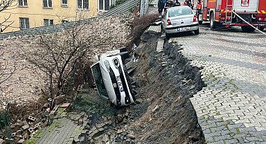 Üsküdar'da yol çöktü: Otomobil çukura düştü