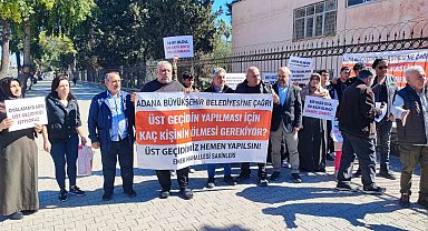 Üst geçit isteyen mahalleli eylem yapıp belediyeye tepki gösterdi