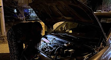 Uygulama noktasında arızalanan otomobilin yardımına, uygulamada durdurulan genç kadın usta koştu