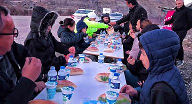 Uzundere'de "yolda iftar" geleneği: Öğrenciler ve öğretmenler yoldan geçen sürücülere iftarlık dağıttı