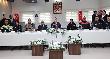Vali Akbıyık bayramda güvenlik güçleri ile bir araya geldi