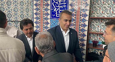 Vali Çiçek ve protokol üyeleri namaz sonrası vatandaşlarla bayramlaştı