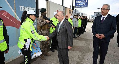 Vali Hatipoğlu, uygulama noktalarında güvenlik güçleri ve vatandaşlarla bayramlaştı