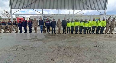 Vali Kalaylı uygulama noktasında güvenlik güçleri ve vatandaşlarla bayramlaştı