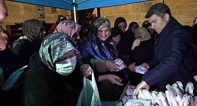 Vali Önder Bakan, cami bahçesinde ve kütüphanede vatandaşlara simit ile ayran dağıttı