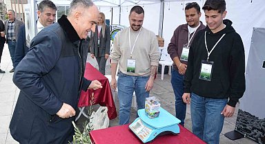 Vali Özkan atık pil teslim etti, zeytin fidanı aldı