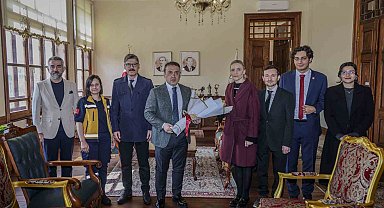 Vali Sözer, 14 Mart Tıp Bayramı dolayısıyla sağlık çalışanlarını kabul etti