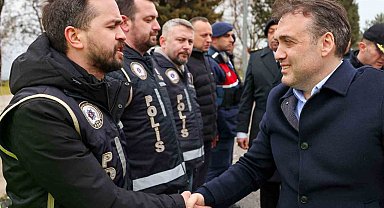 Vali Sözer denetim noktasında güvenlik güçleriyle bayramlaştı