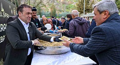 Vali Sözer'den Şeyh Edebali Türbesi'nde vatandaşlara şifalı pilav ikramı