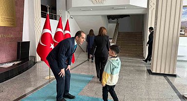 Vali Taşolar bayram geleneğini sürdürdü, çocuklara harçlık verdi