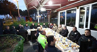 Vali Tavlı polis uygulama noktasında emniyet personeliyle iftar yaptı