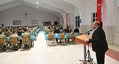 Vali Ustaoğlu Mehmetçikle iftarda buluştu